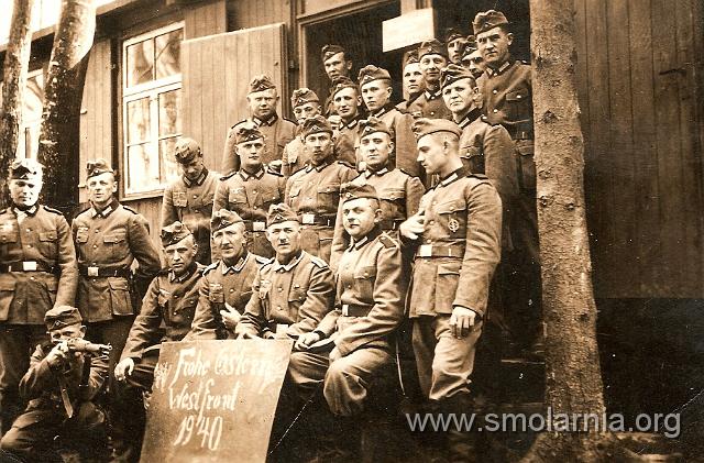 36 Westfront Ostern mit seinen Kameraden A.jpg